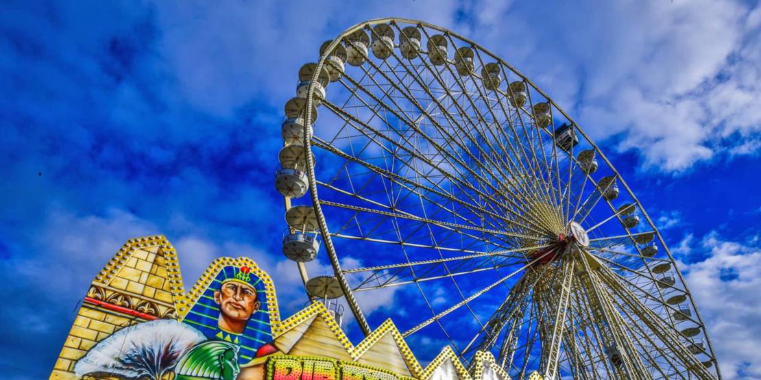 Riesenrad vor blauem Himmel